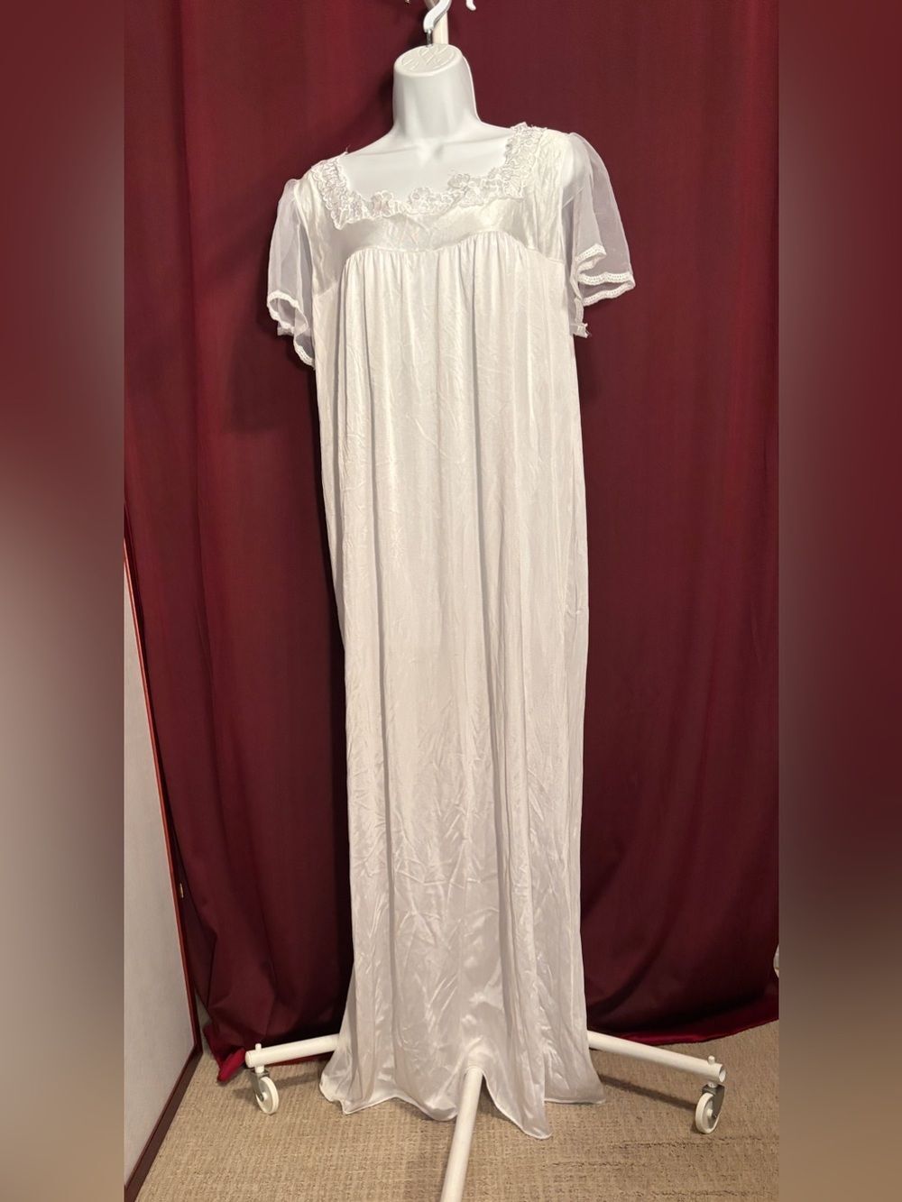 White Floral and Satin Collar Empire Waist Nightgown c.1959 Size Large